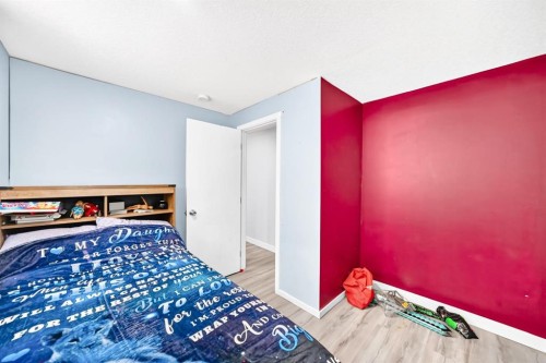 19 Berwick Crescent Nw, Calgary, AB - Indoor Photo Showing Bedroom