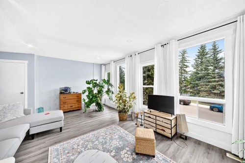 19 Berwick Crescent Nw, Calgary, AB - Indoor Photo Showing Living Room