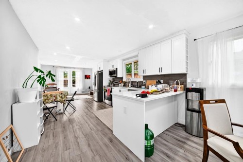 19 Berwick Crescent Nw, Calgary, AB - Indoor Photo Showing Kitchen