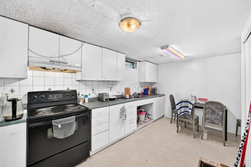 4940 Rundlewood Road Ne, Calgary, AB - Indoor Photo Showing Kitchen