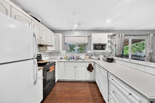 4940 Rundlewood Road Ne, Calgary, AB - Indoor Photo Showing Kitchen With Double Sink