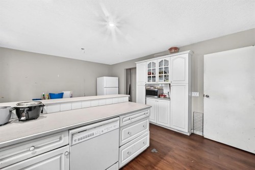 4940 Rundlewood Road Ne, Calgary, AB - Indoor Photo Showing Kitchen