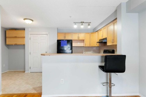 1102-70 Panamount Drive Nw, Calgary, AB - Indoor Photo Showing Kitchen