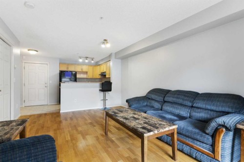 1102-70 Panamount Drive Nw, Calgary, AB - Indoor Photo Showing Living Room