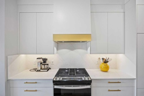 3044 85 Street Sw, Calgary, AB - Indoor Photo Showing Kitchen