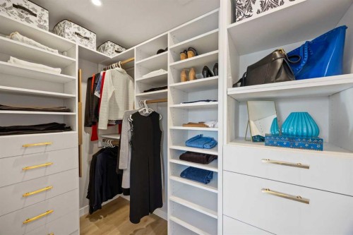 3044 85 Street Sw, Calgary, AB - Indoor With Storage