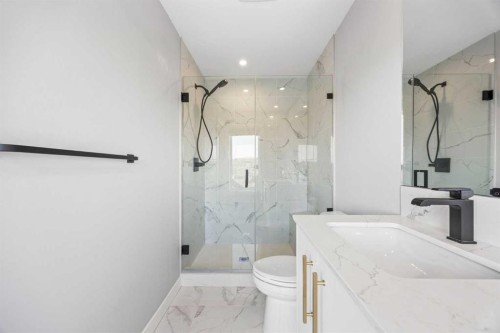 3044 85 Street Sw, Calgary, AB - Indoor Photo Showing Bathroom