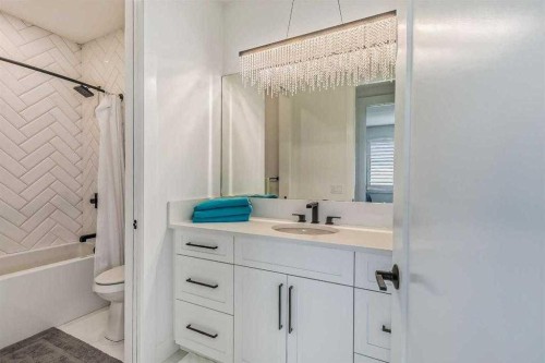 276 Cranbrook Point Se, Calgary, AB - Indoor Photo Showing Bathroom