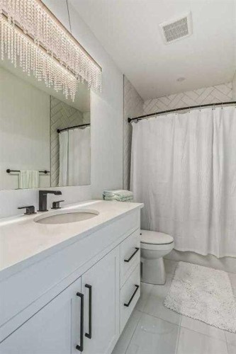 276 Cranbrook Point Se, Calgary, AB - Indoor Photo Showing Bathroom