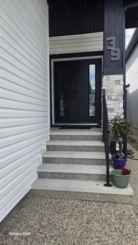 39 Saddlecrest Link Ne, Calgary, AB 