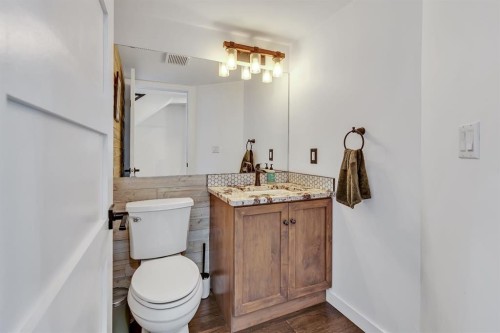 2033 21 Avenue Sw, Calgary, AB - Indoor Photo Showing Bathroom