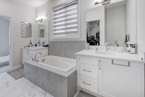 351 Baywater Common Sw, Airdrie, AB - Indoor Photo Showing Bathroom