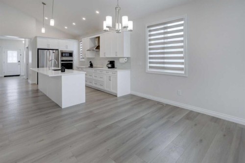 351 Baywater Common Sw, Airdrie, AB - Indoor Photo Showing Kitchen
