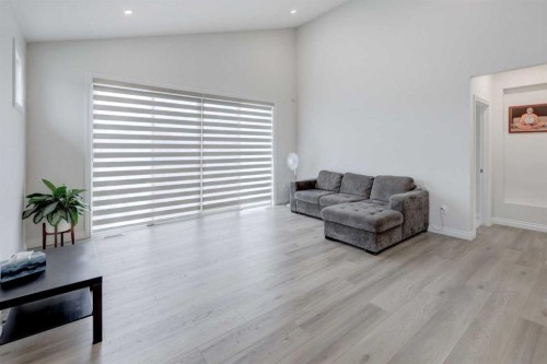 351 Baywater Common Sw, Airdrie, AB - Indoor Photo Showing Living Room