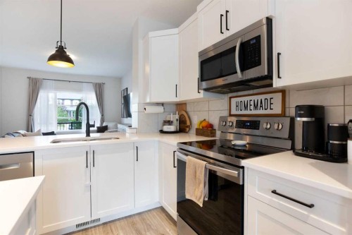 136 Highview Gate Se, Airdrie, AB - Indoor Photo Showing Kitchen