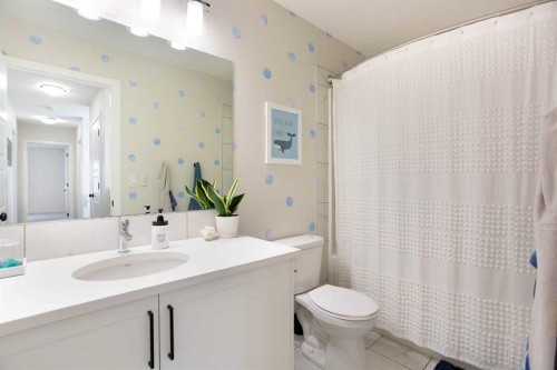 136 Highview Gate Se, Airdrie, AB - Indoor Photo Showing Bathroom