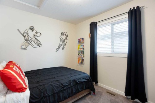 136 Highview Gate Se, Airdrie, AB - Indoor Photo Showing Bedroom
