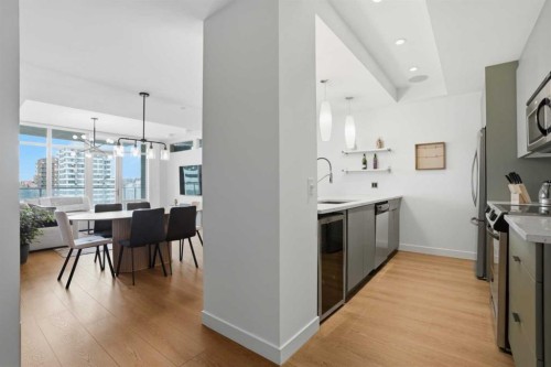 706-530 12 Avenue Sw, Calgary, AB - Indoor Photo Showing Kitchen With Stainless Steel Kitchen With Double Sink With Upgraded Kitchen
