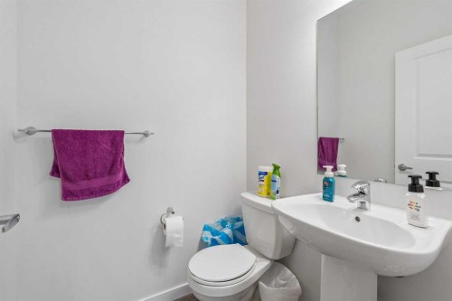 215 Lucas Terrace Nw, Calgary, AB - Indoor Photo Showing Bathroom