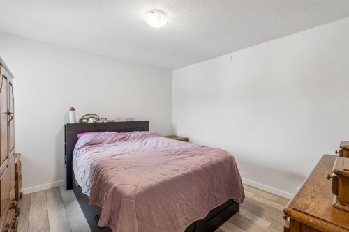 215 Lucas Terrace Nw, Calgary, AB - Indoor Photo Showing Bedroom