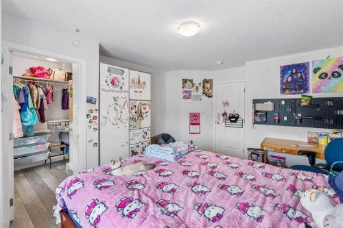 215 Lucas Terrace Nw, Calgary, AB - Indoor Photo Showing Bedroom