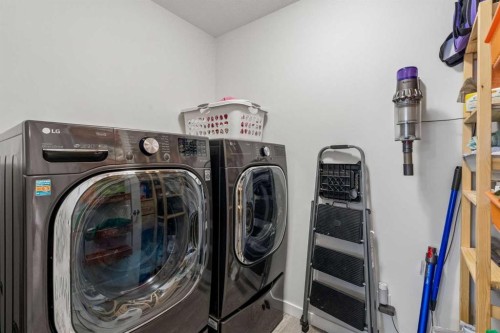 215 Lucas Terrace Nw, Calgary, AB - Indoor Photo Showing Laundry Room