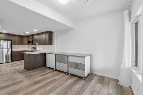 215 Lucas Terrace Nw, Calgary, AB - Indoor Photo Showing Kitchen