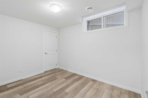 215 Lucas Terrace Nw, Calgary, AB - Indoor Photo Showing Other Room
