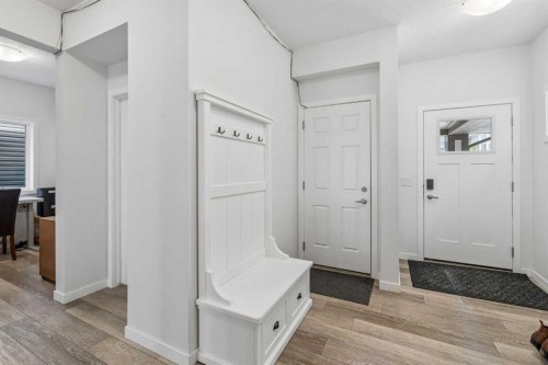 215 Lucas Terrace Nw, Calgary, AB - Indoor Photo Showing Other Room