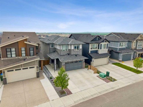 215 Lucas Terrace Nw, Calgary, AB - Outdoor With Facade