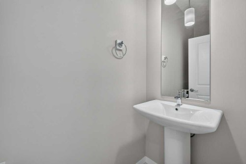 556 Belmont Heath Sw, Calgary, AB - Indoor Photo Showing Bathroom