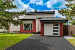 132 WOODGLEN Way SW Calgary, AB T2W 4T3