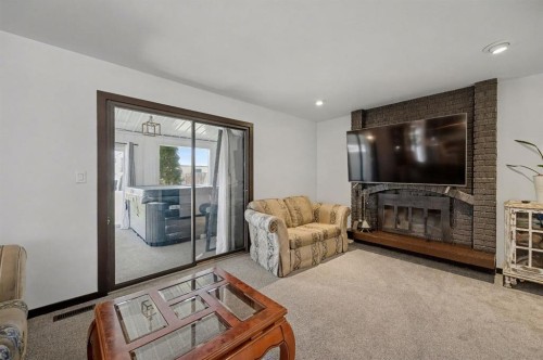 677 Wallace Drive, Carstairs, AB - Indoor Photo Showing Living Room