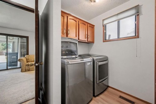 677 Wallace Drive, Carstairs, AB - Indoor Photo Showing Laundry Room