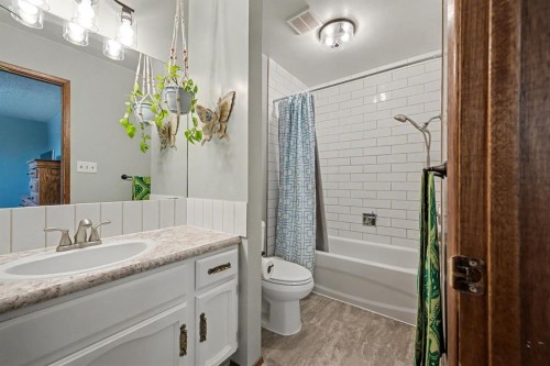 677 Wallace Drive, Carstairs, AB - Indoor Photo Showing Bathroom
