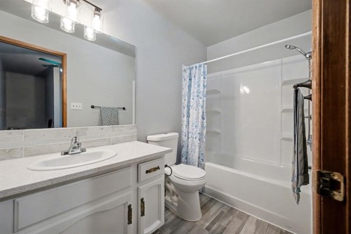 677 Wallace Drive, Carstairs, AB - Indoor Photo Showing Bathroom