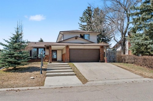 677 Wallace Drive, Carstairs, AB - Outdoor With Facade