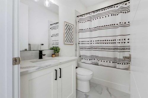 4629 72 Street Nw, Calgary, AB - Indoor Photo Showing Bathroom