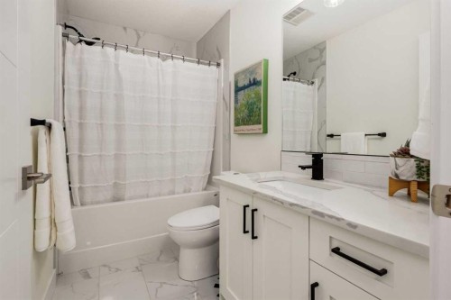 4629 72 Street Nw, Calgary, AB - Indoor Photo Showing Bathroom