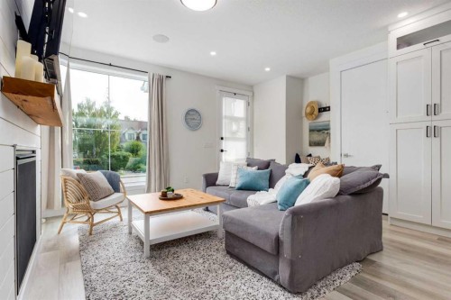 4629 72 Street Nw, Calgary, AB - Indoor Photo Showing Living Room