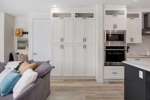 4629 72 Street Nw, Calgary, AB - Indoor Photo Showing Kitchen