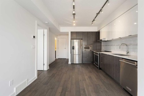 1004-930 6 Avenue Sw, Calgary, AB - Indoor Photo Showing Kitchen With Stainless Steel Kitchen With Upgraded Kitchen