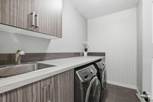 5-308 11 Avenue Ne, Calgary, AB - Indoor Photo Showing Laundry Room