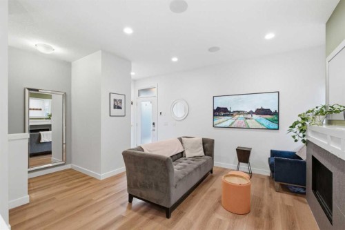 5-308 11 Avenue Ne, Calgary, AB - Indoor Photo Showing Living Room With Fireplace