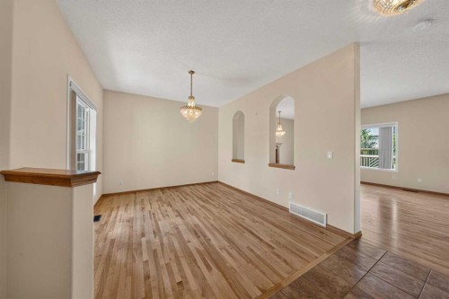 63 Cougartown Close Sw, Calgary, AB 