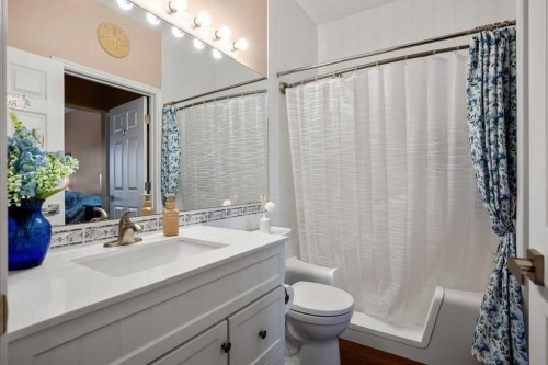 302-15 Lineham Avenue, Okotoks, AB - Indoor Photo Showing Bathroom