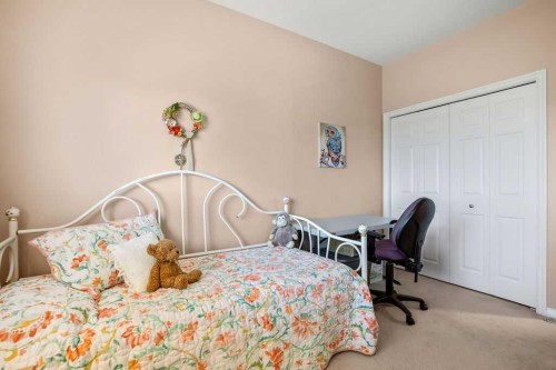302-15 Lineham Avenue, Okotoks, AB - Indoor Photo Showing Bedroom