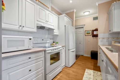 302-15 Lineham Avenue, Okotoks, AB - Indoor Photo Showing Kitchen