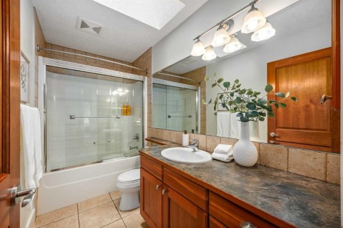 41 Aspen Ridge Way Sw, Calgary, AB - Indoor Photo Showing Bathroom