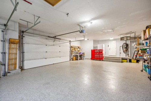 41 Aspen Ridge Way Sw, Calgary, AB - Indoor Photo Showing Garage